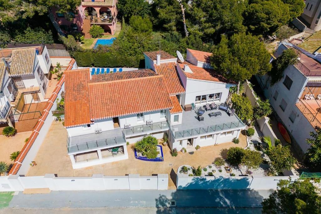 een luchtzicht op een huis met een zwembad bij Entire Large Villa next to Award-winning beach in Campoamor