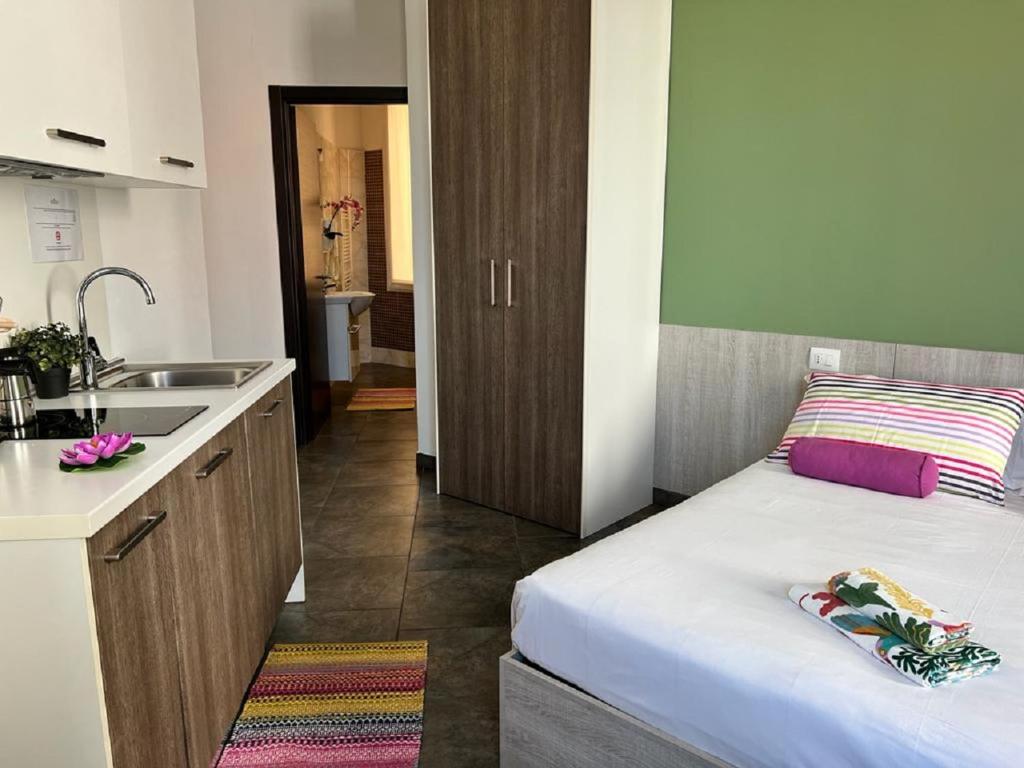 una pequeña cocina con cama y lavabo en Bnbook Residence Matteotti, en Novara