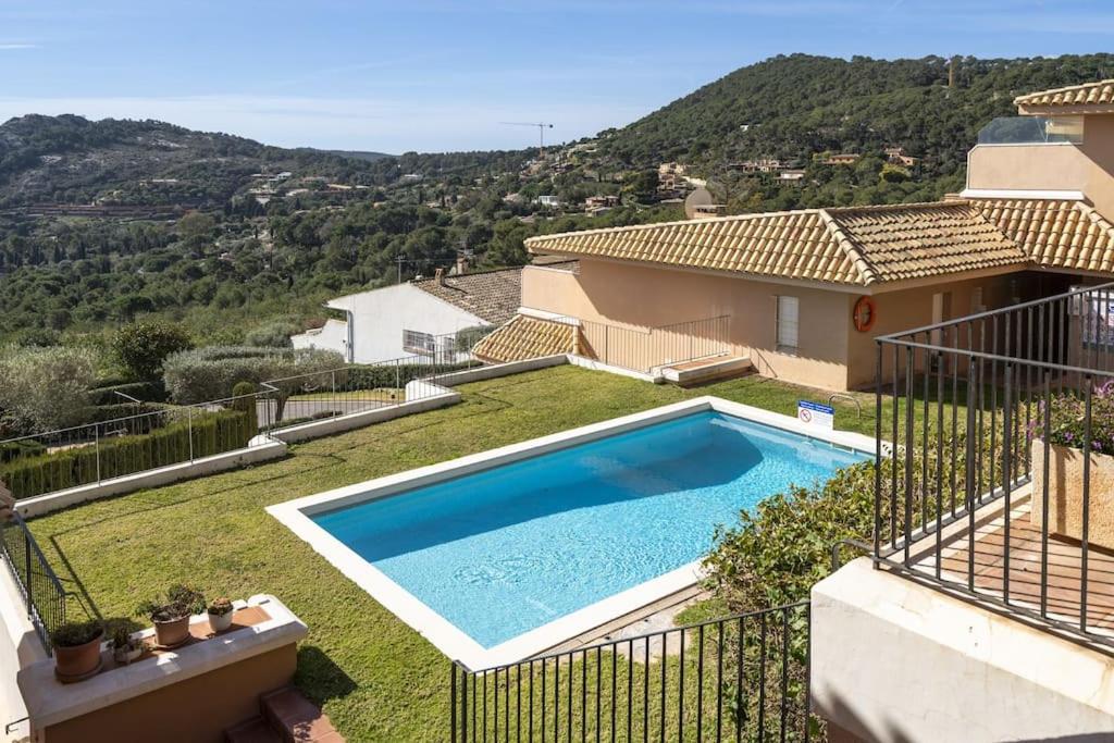 uma villa com uma piscina no topo de um quintal em Alta House Apartments Sa Blava em Begur