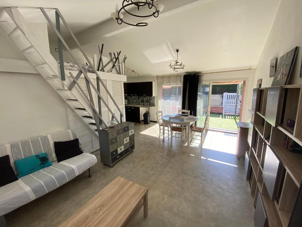 - un salon avec un canapé et un escalier en colimaçon dans l'établissement Grand studio à louer avec terrasse, à Saint-Marcel-lès-Valence