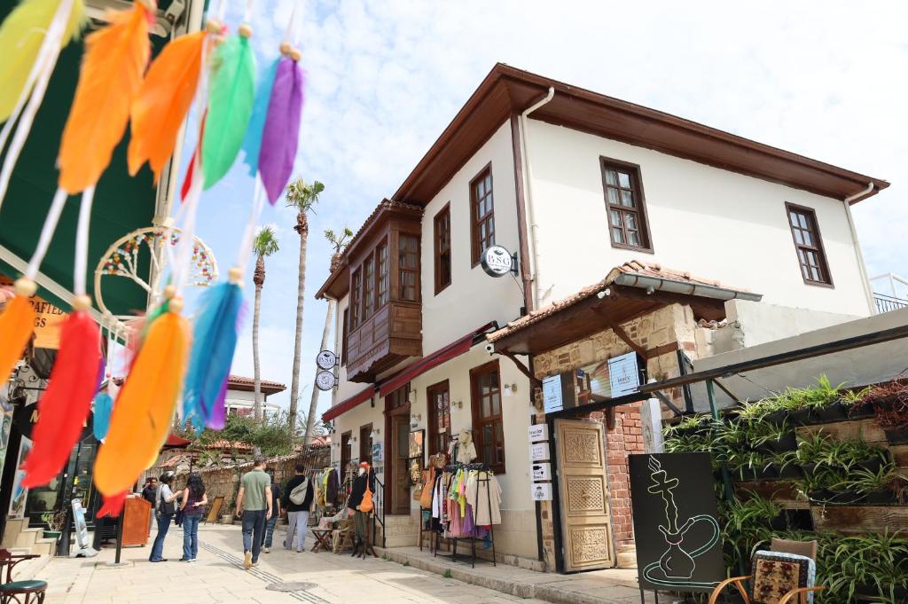 un grupo de personas caminando por una calle con un edificio en Blue Sea Garden, en Antalya