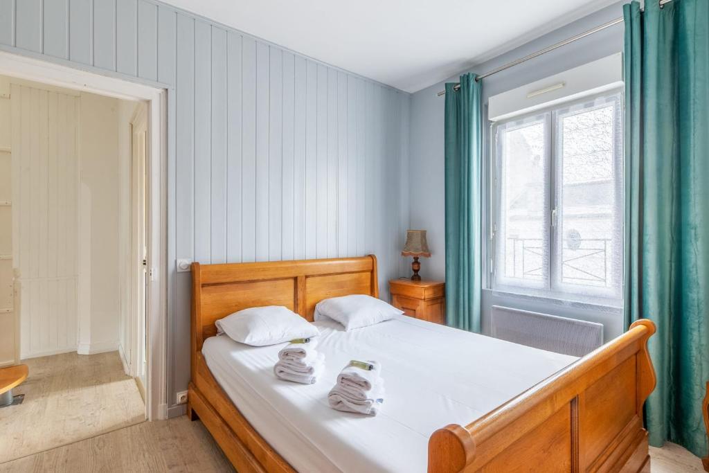 sypialnia z łóżkiem z ręcznikami w obiekcie Superb house with terraces - Trouville-sur-Mer - Welkeys w mieście Trouville-sur-Mer