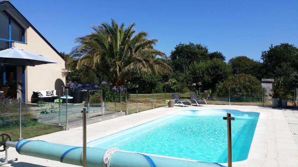 una piscina con una valla alrededor en maison de plain pied a 1 km de la mer , avec piscine securisée, en Fouesnant