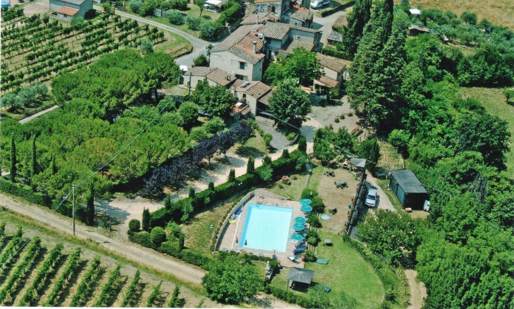 - une vue aérienne sur un domaine avec une piscine et une maison dans l'établissement Ripabuia, à Marcialla