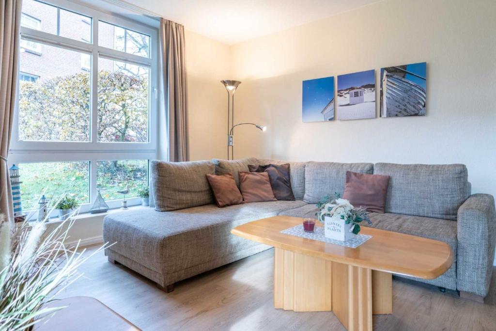 uma sala de estar com um sofá e uma mesa em Haus Roland Wohnung 19 em Zinnowitz