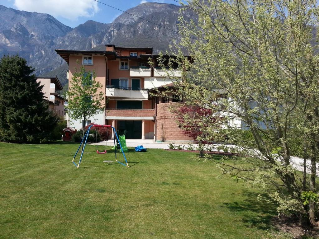 um quintal com um parque infantil em frente a uma casa em B&B I Miei Tesori em Trento