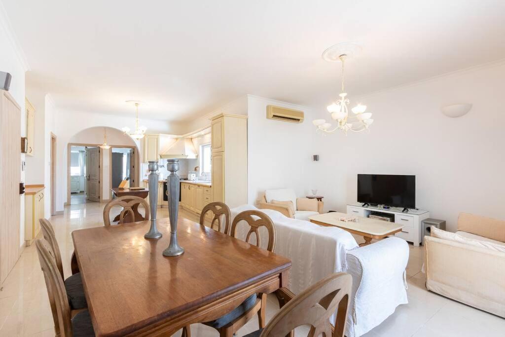 comedor y sala de estar con mesa de comedor en Spacious 3 Bedroom, 2 bathroom, Apt in Sliema, en Sliema