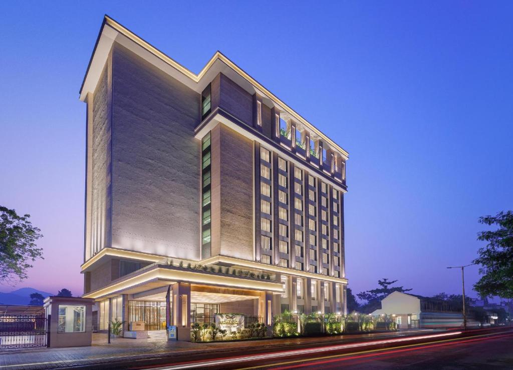 uma representação de um hotel com um edifício em Bellevue Sarovar Premiere Junagadh em Junagadh