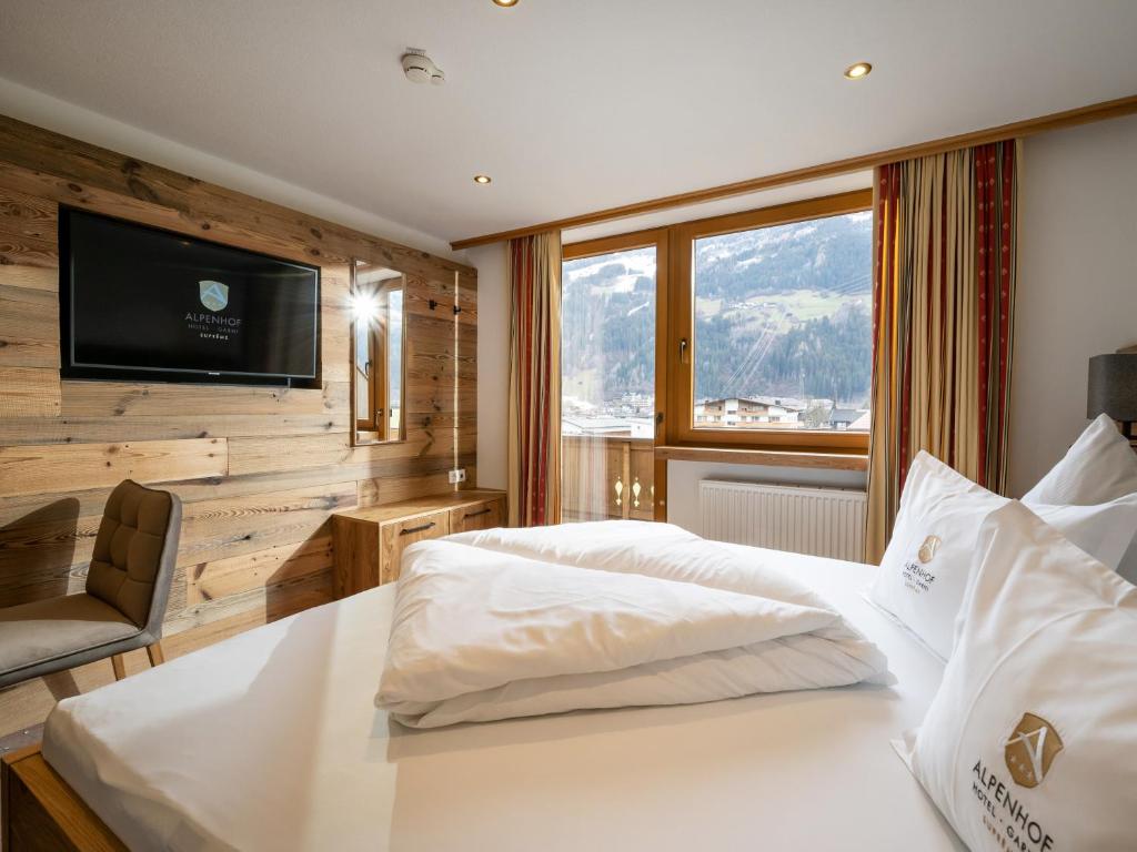 Postel nebo postele na pokoji v ubytování Alpenhof Hotel Garni Suprême