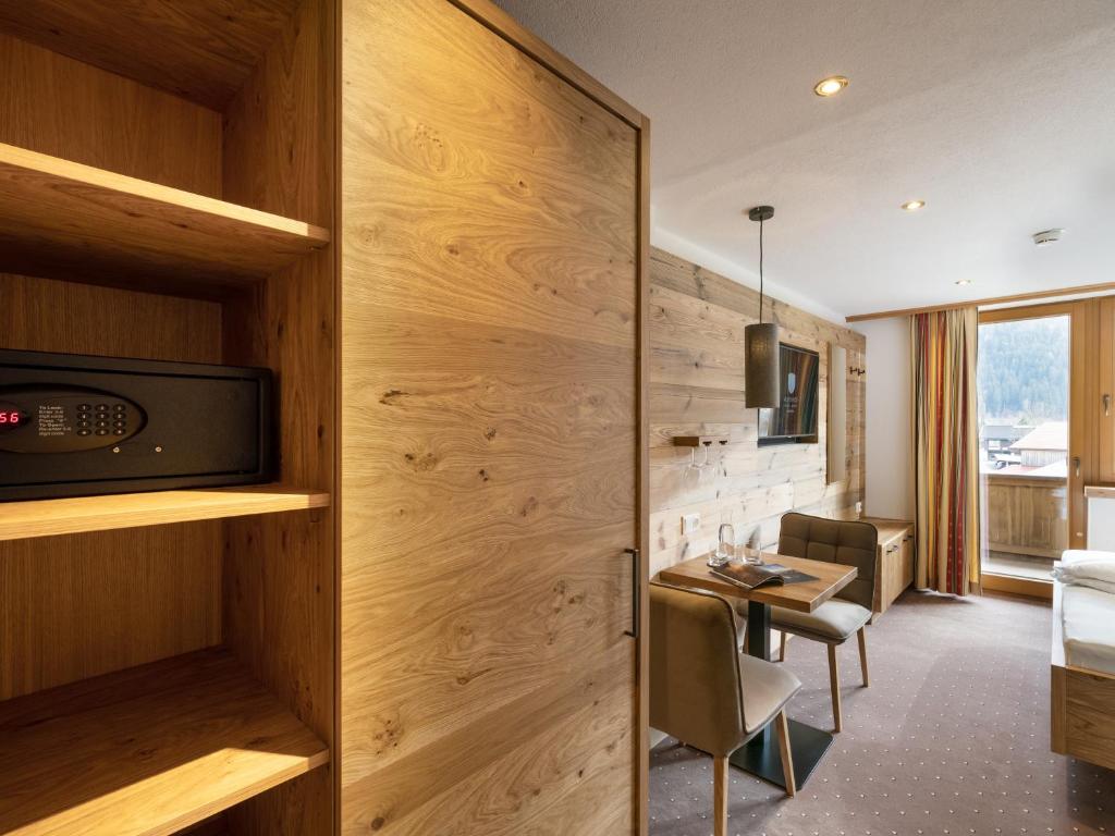 TV a/nebo společenská místnost v ubytování Alpenhof Hotel Garni Suprême