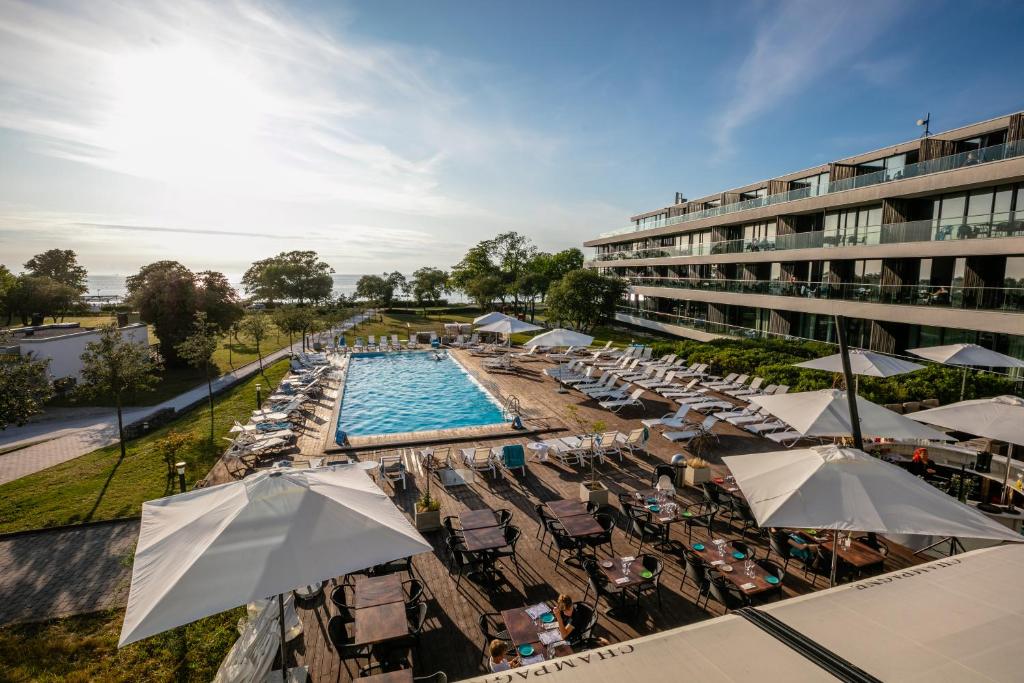 Bazén v ubytování NOVI Resort nebo v jeho okolí