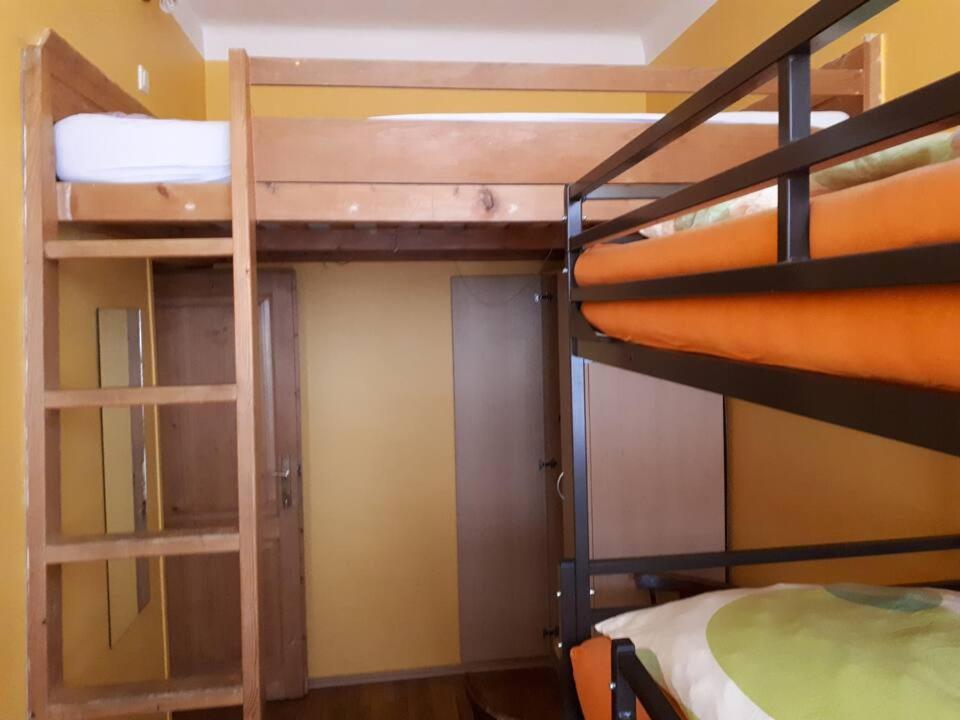 Palanda nebo palandy na pokoji v ubytování Relaxrooms Vienna Hernals