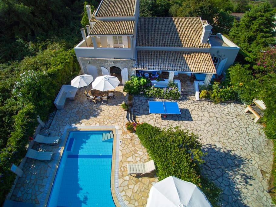 vista aerea di una casa con piscina di Avlaki Beach House,stylish villa in Kassiopi a Kassiopi