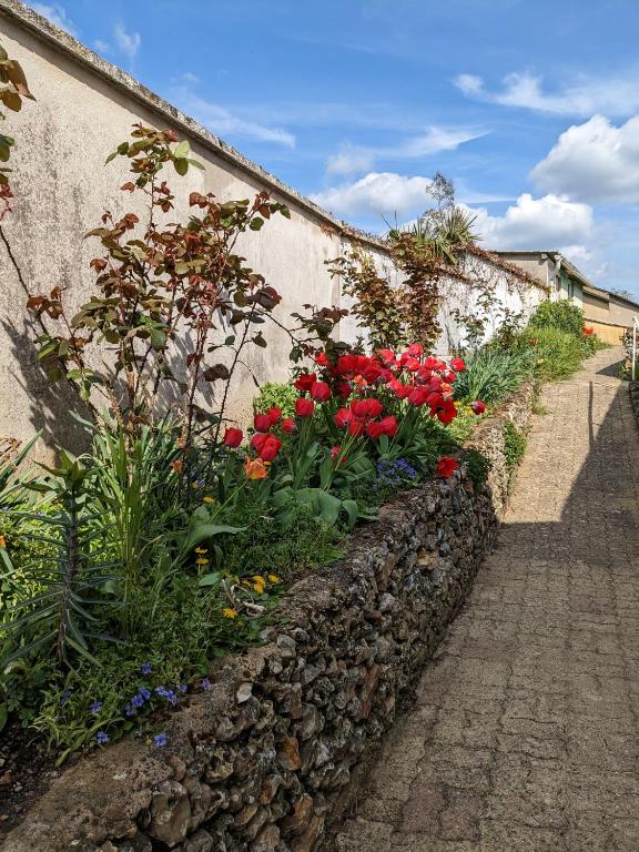 Vonkajšia záhrada v ubytovaní Au chalet d'Illiers Combray, grand jardin arboré