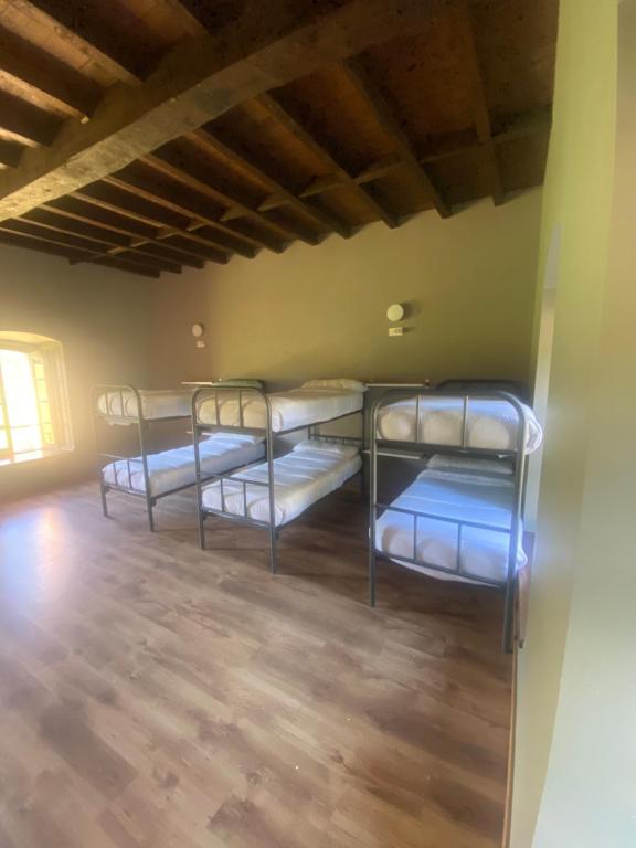 Postel nebo postele na pokoji v ubytování Albergue de Arrojo