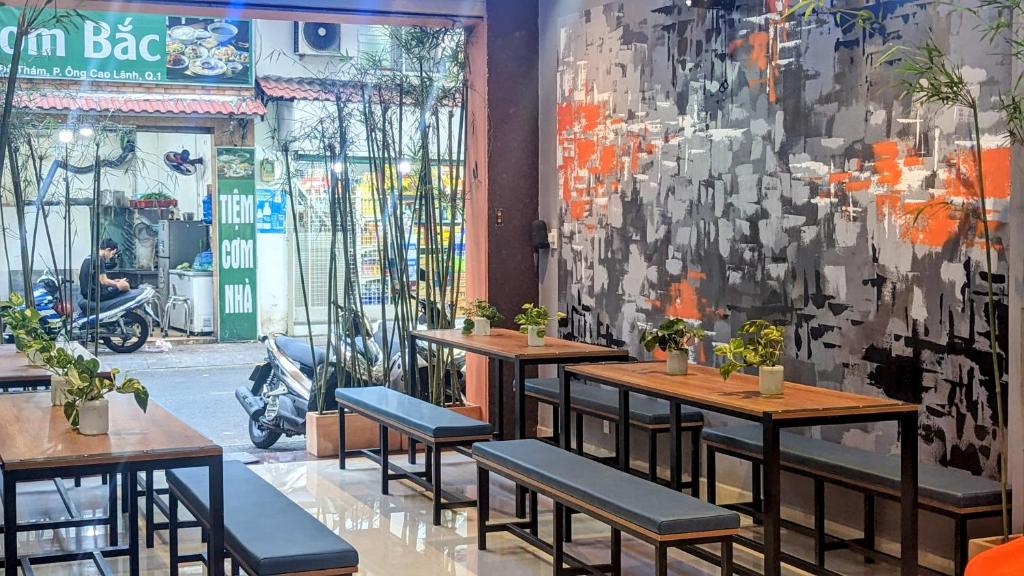 Restoran või mõni muu söögikoht majutusasutuses Base Backpackers