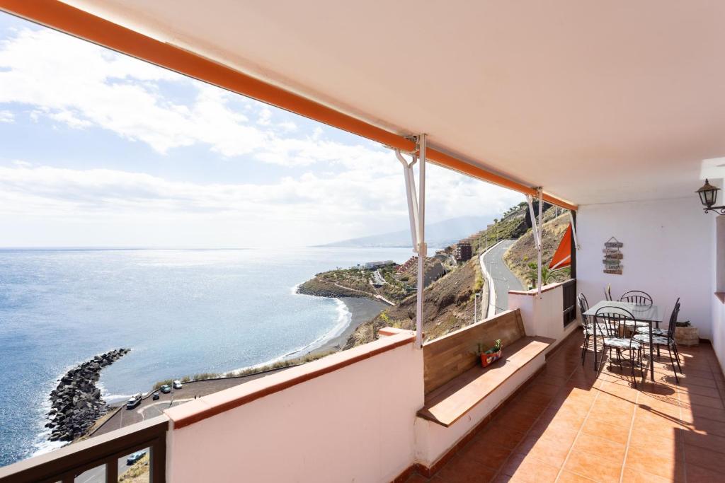 einen Balkon mit Meerblick in der Unterkunft Fantasticas vistas al mar, playa y piscina in Radazul