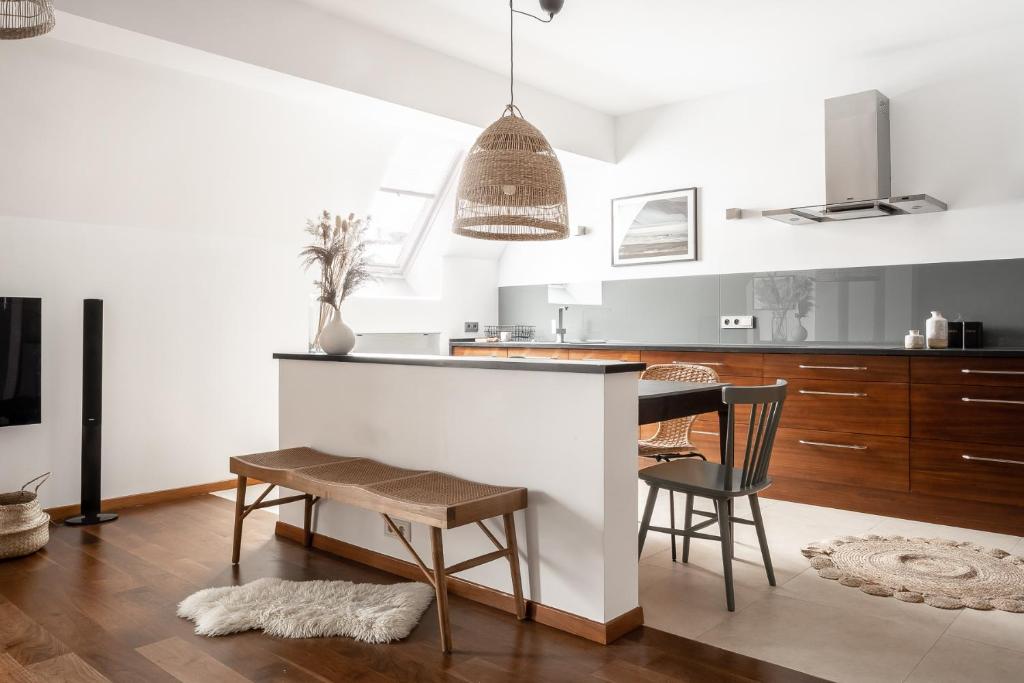 Biała kuchnia ze stołem i jadalnią w obiekcie APARTAMENT WASILÓWKA ZAKOPANE przy Krupówkach w Zakopanem