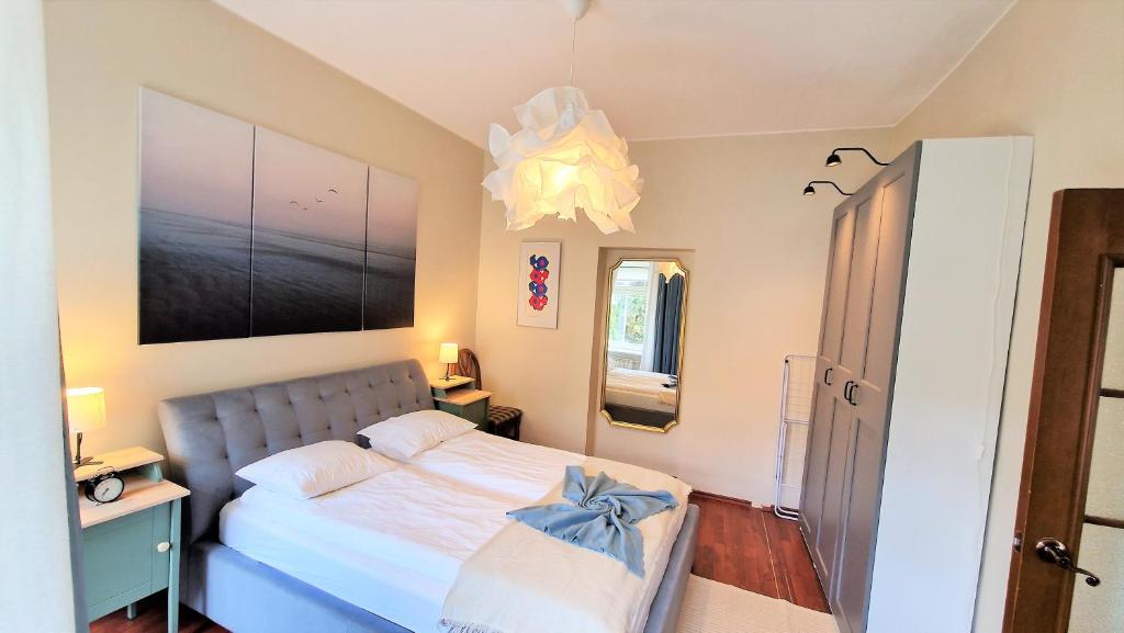 um quarto com uma cama com um arco azul em Rudi4 Luxury Vilnius Apartment em Vilnius