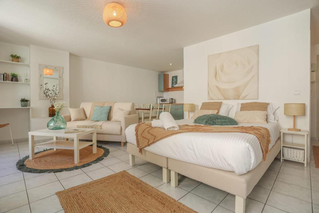 Posteľ alebo postele v izbe v ubytovaní IMMOGROOM - Best place in Cannes Center - AC - 5 min from beaches