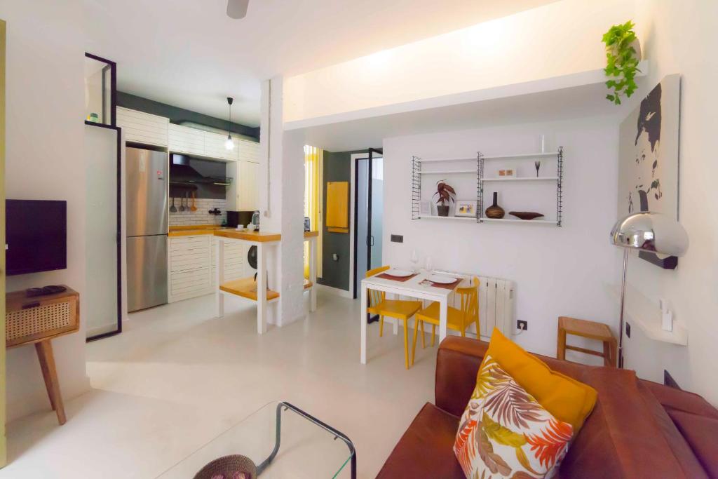 sala de estar con sofá y mesa en Modern apartment in City Centre en Sevilla