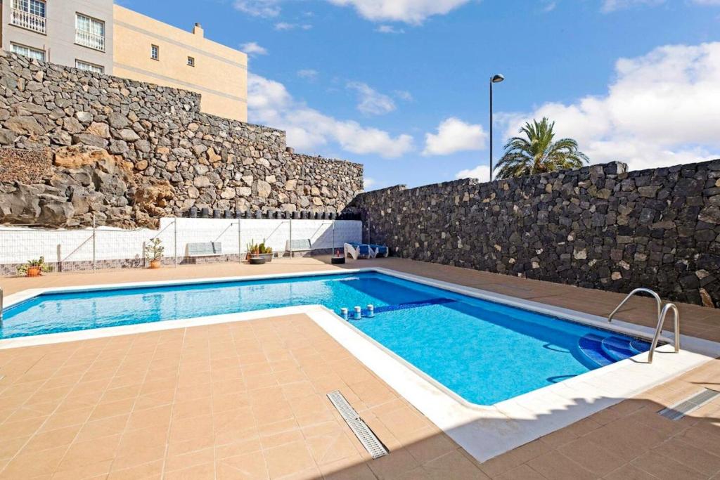 アロナにある2 bedrooms appartement with shared pool furnished terrace and wifi at Costa del Silencio 1 km away from the beachの建物前のスイミングプール