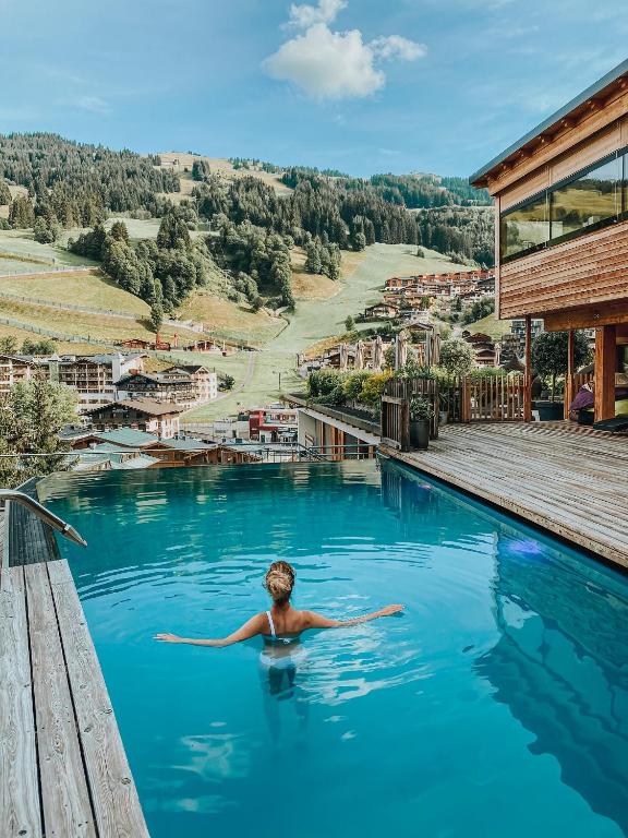 Bazén v ubytovaní Alpin Juwel - Lifestyle und Biohotel alebo v jeho blízkosti