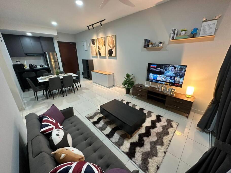 een woonkamer met een bank en een tv bij Inspirasi Mont Kiara 3 Rooms Balcony Free WIFI & Carpark By The Homez in Kuala Lumpur