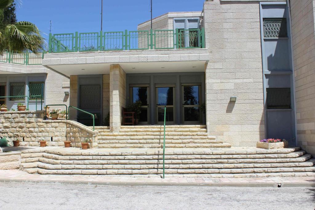 un edificio con escaleras delante de un edificio en The Bridgettine Sisters Monastery, en Jerusalén
