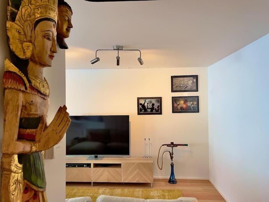 una sala de estar con TV y una estatua en Alva Luxury Flat en Matosinhos