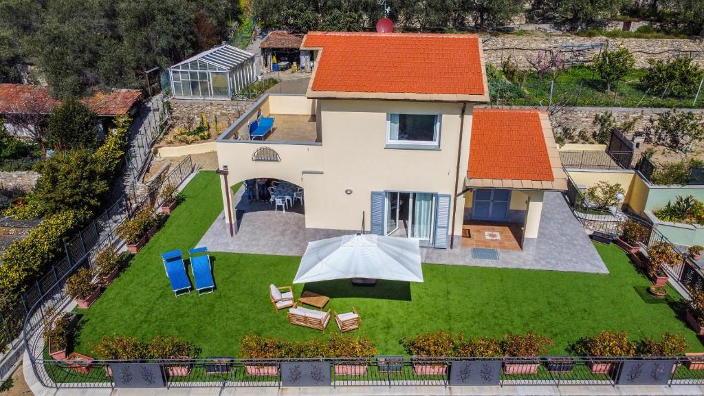 une vue aérienne sur une maison avec un toit orange dans l'établissement Villa Mimosa Diano Marina: exclusive use villa, garden, barbecue, 3 bedrooms and 3 bathrooms, à Diano Marina