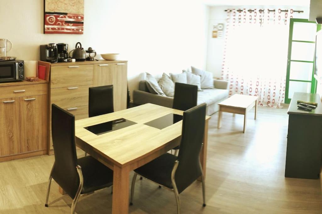 uma sala de estar com uma mesa de madeira e cadeiras em Casa de la Mama em Parque Holandes