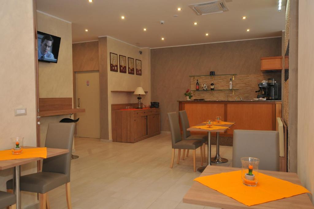 Kuchyň nebo kuchyňský kout v ubytování Hotel Montecarlo