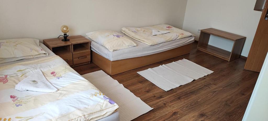 Postel nebo postele na pokoji v ubytování Hotel Merkur