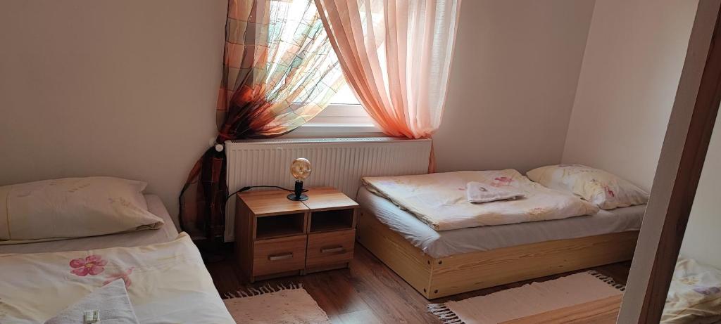 Postel nebo postele na pokoji v ubytování Hotel Merkur