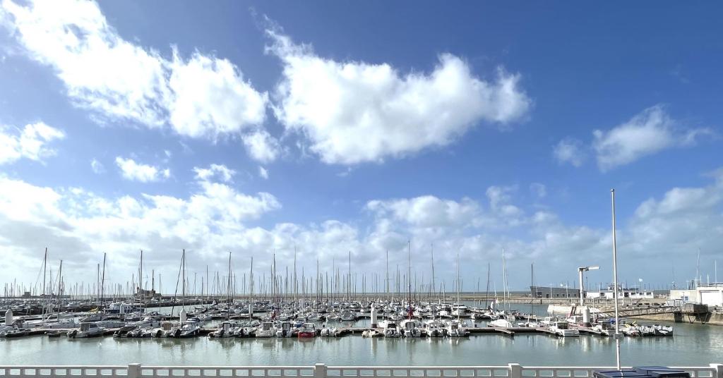 a bunch of boats are docked in a harbor at Vivez le Port de plaisance - Plage in Le Havre