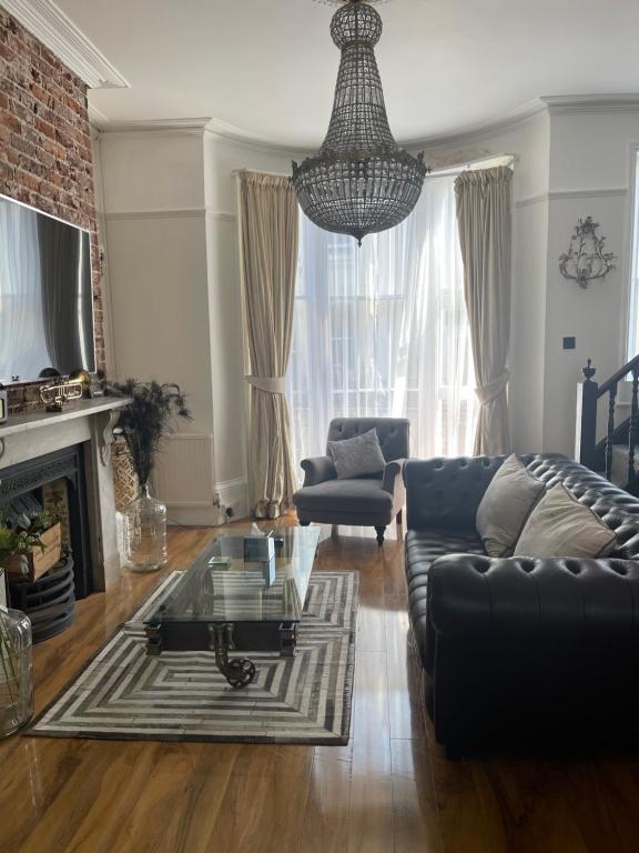 uma sala de estar com um sofá e uma mesa de centro em Beautiful Seaview 2 Bedroom Apartment em Brighton & Hove