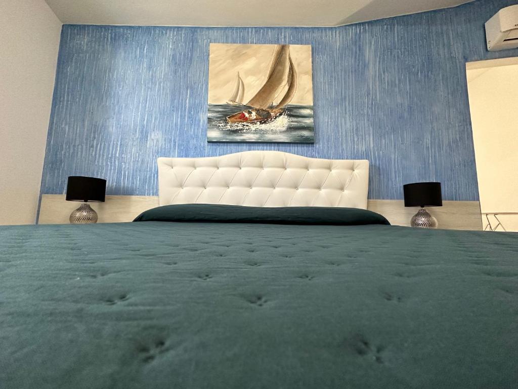Postel nebo postele na pokoji v ubytování LXR Rooms Carloforte