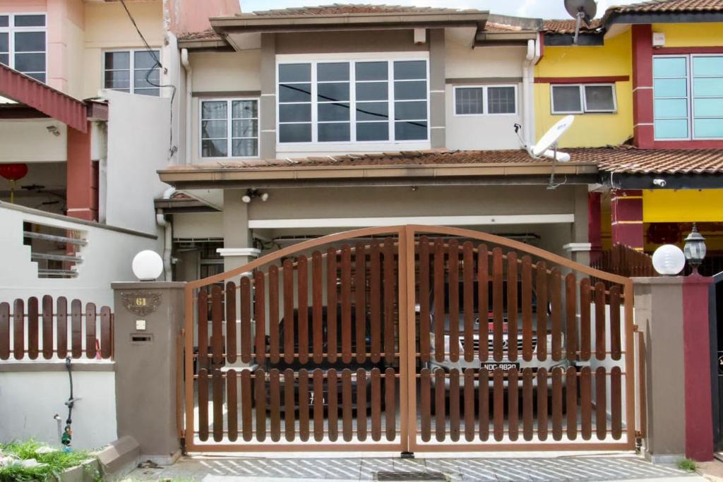 una puerta de madera frente a una casa en MY HOMESTAY BAHAU en Bahau