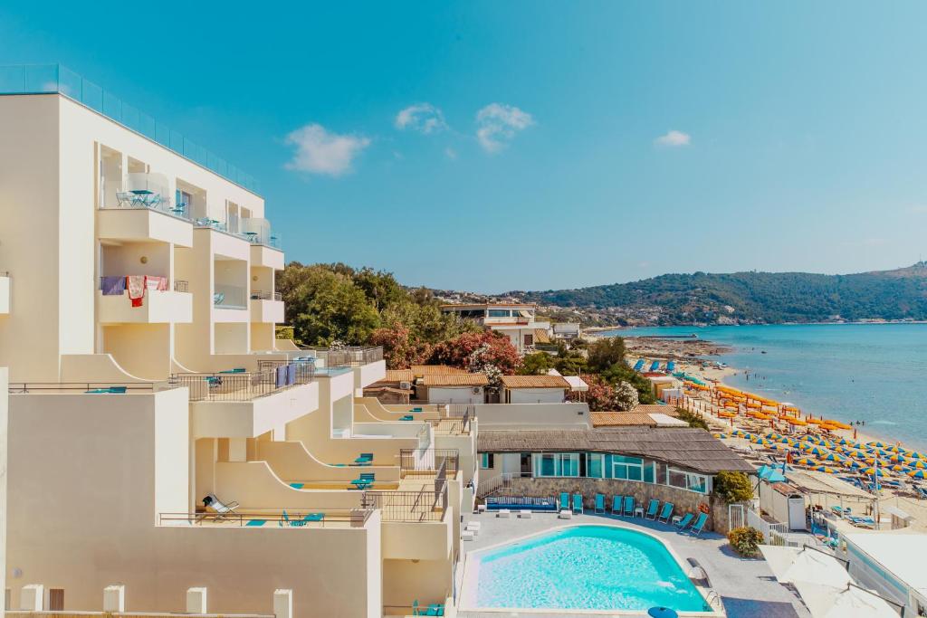 einen Luftblick auf ein Resort mit einem Pool in der Unterkunft Hotel Saline in Palinuro