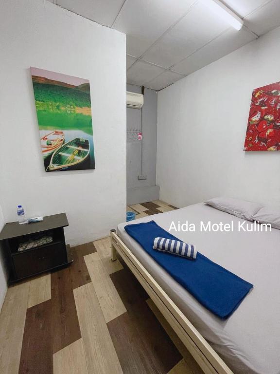 1 dormitorio con 1 cama y una pintura en la pared en Art Motel Kulim en Kulim