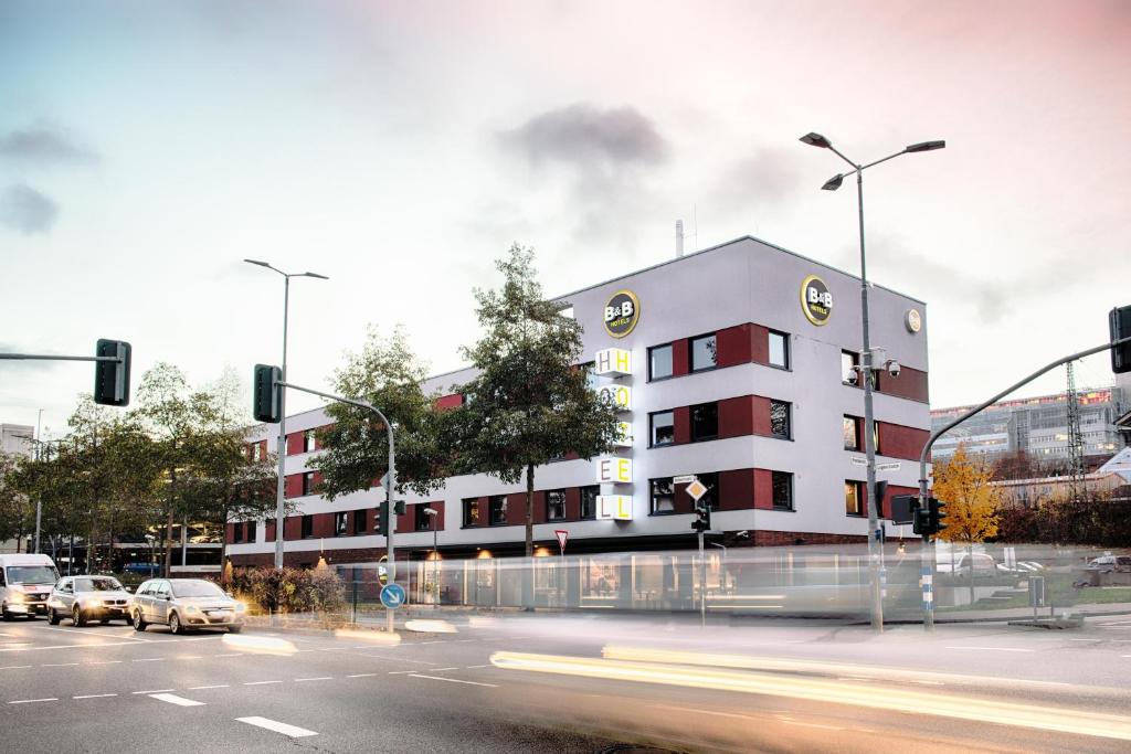 ein Abbild eines Gebäudes auf einer Stadtstraße in der Unterkunft B&B Hotel Kaiserslautern in Kaiserslautern