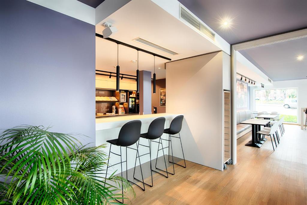 Kuchyň nebo kuchyňský kout v ubytování B&B Hotel Kaiserslautern