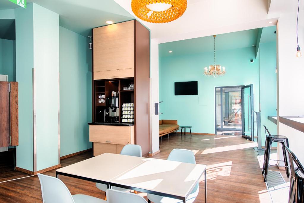 TV a/nebo společenská místnost v ubytování B&B Hotel Graz-Hbf