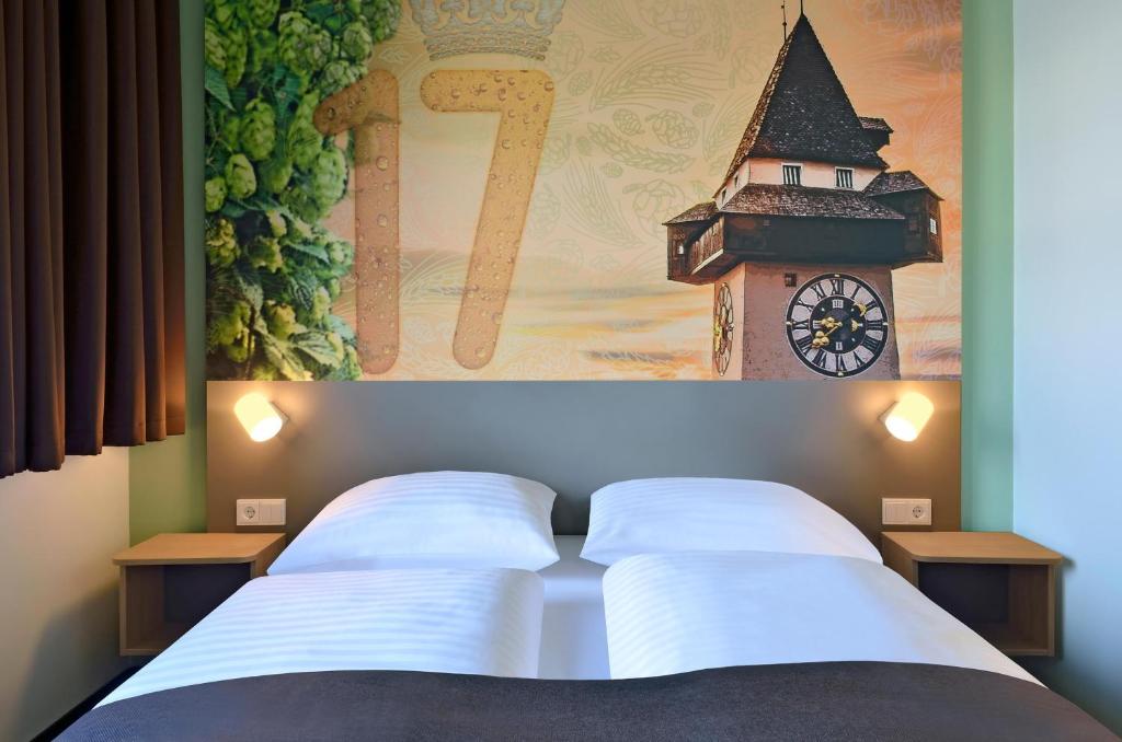 um quarto com duas camas com um relógio na parede em B&B Hotel Graz City-Süd em Graz
