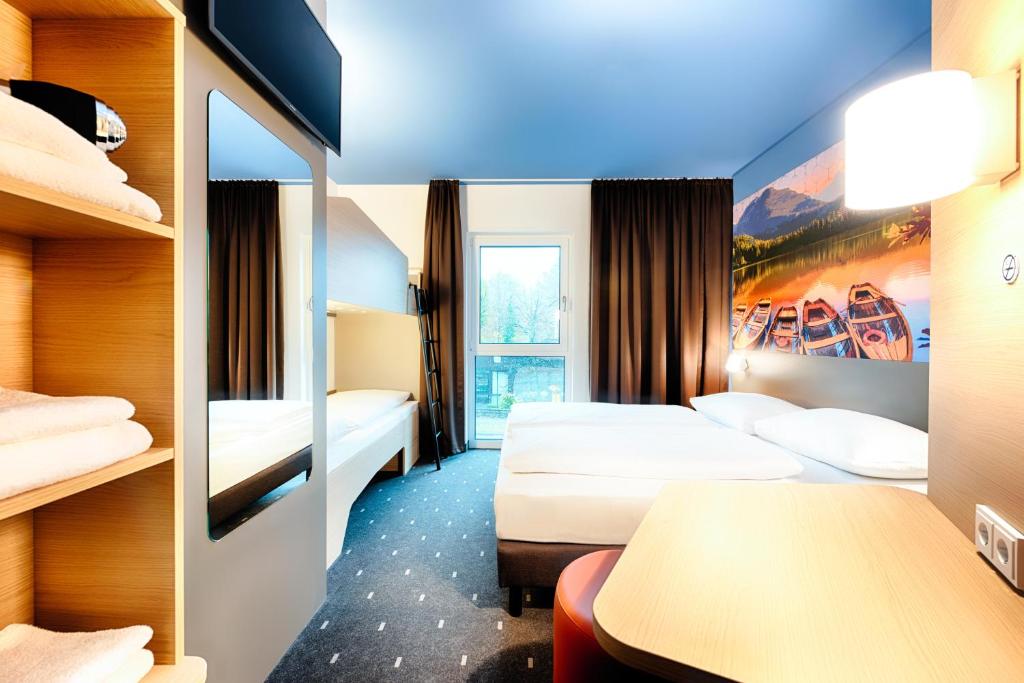 Postel nebo postele na pokoji v ubytování B&B Hotel Kempten