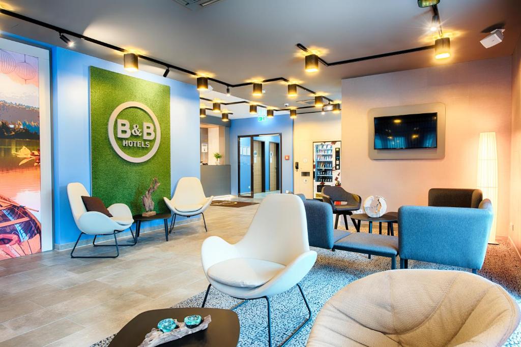 TV a/nebo společenská místnost v ubytování B&B Hotel Kempten