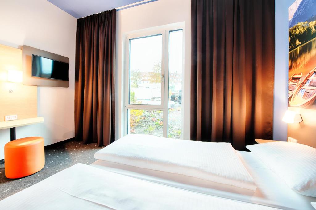 Postel nebo postele na pokoji v ubytování B&B Hotel Kempten