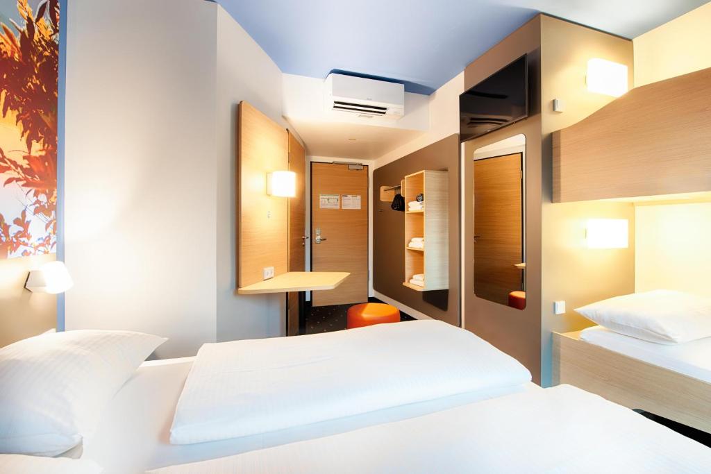 Postel nebo postele na pokoji v ubytování B&B Hotel Kempten