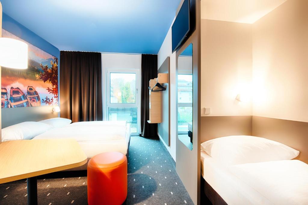Postel nebo postele na pokoji v ubytování B&B Hotel Kempten